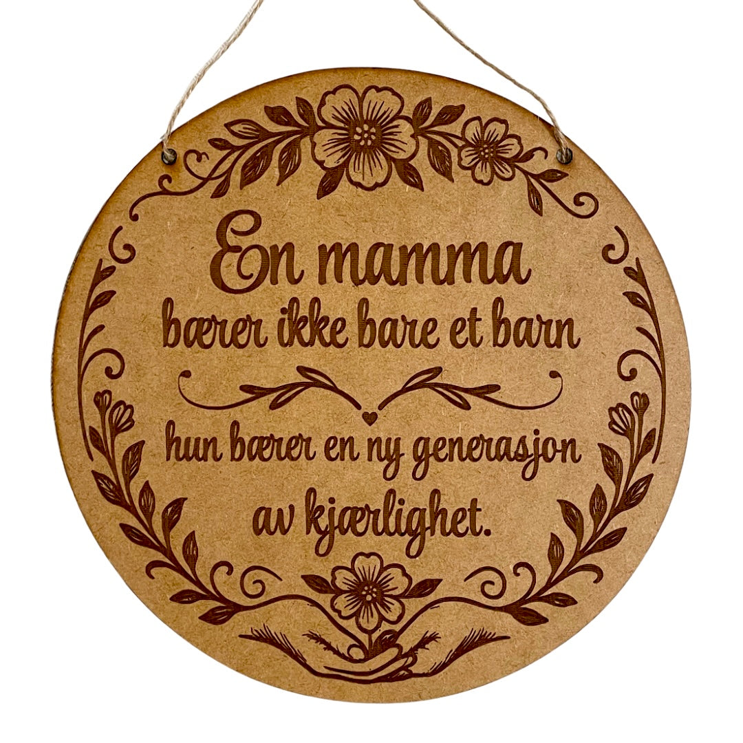 Rundt treskilt - 24 cm «En mamma bærer…»