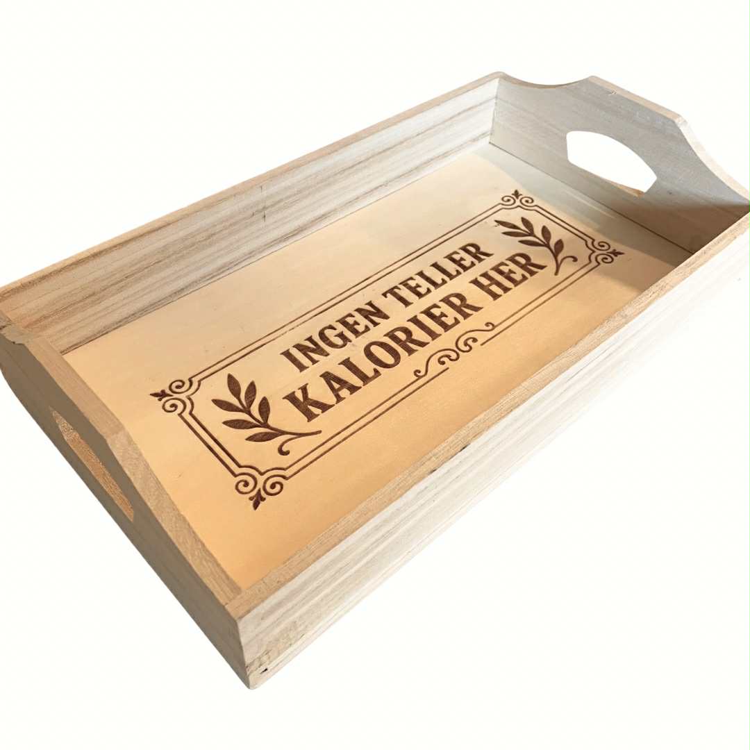 Serveringsbrett i tre – «Ingen teller kalorier her»