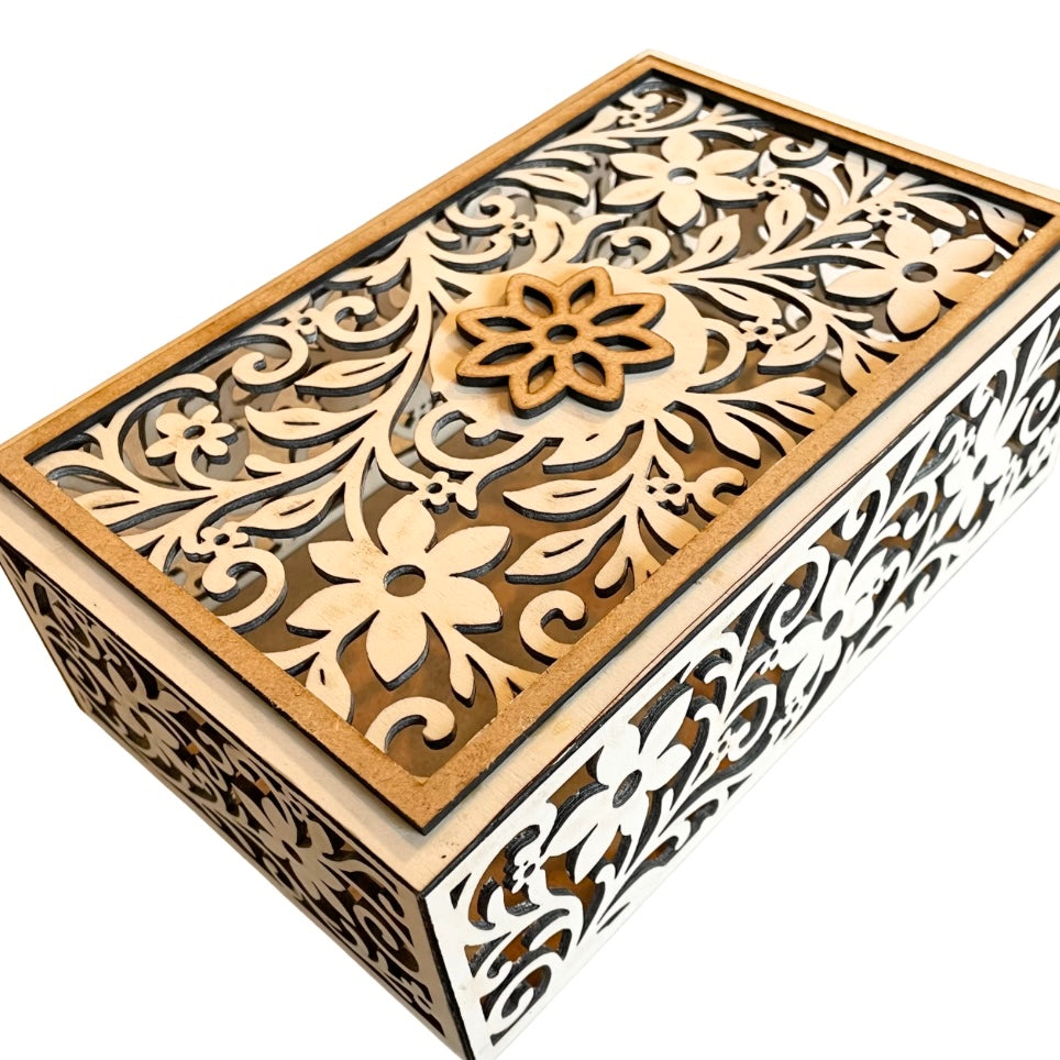 Treboks med utskåret blomsterdekor