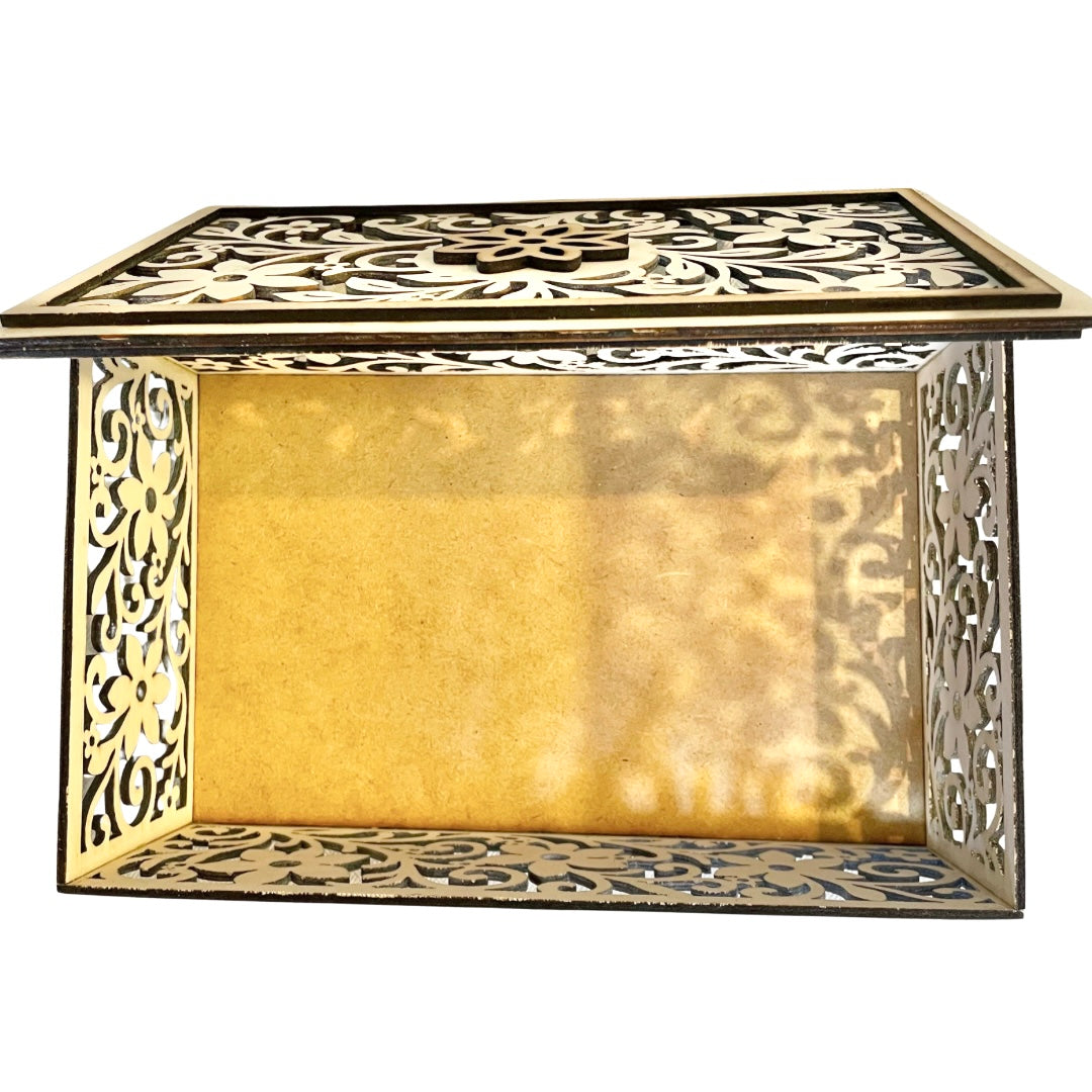 Treboks med utskåret blomsterdekor