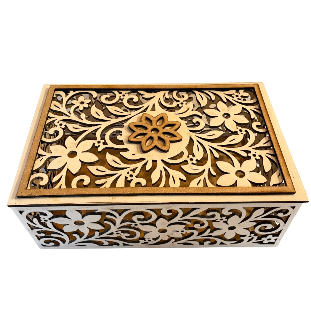 Treboks med utskåret blomsterdekor