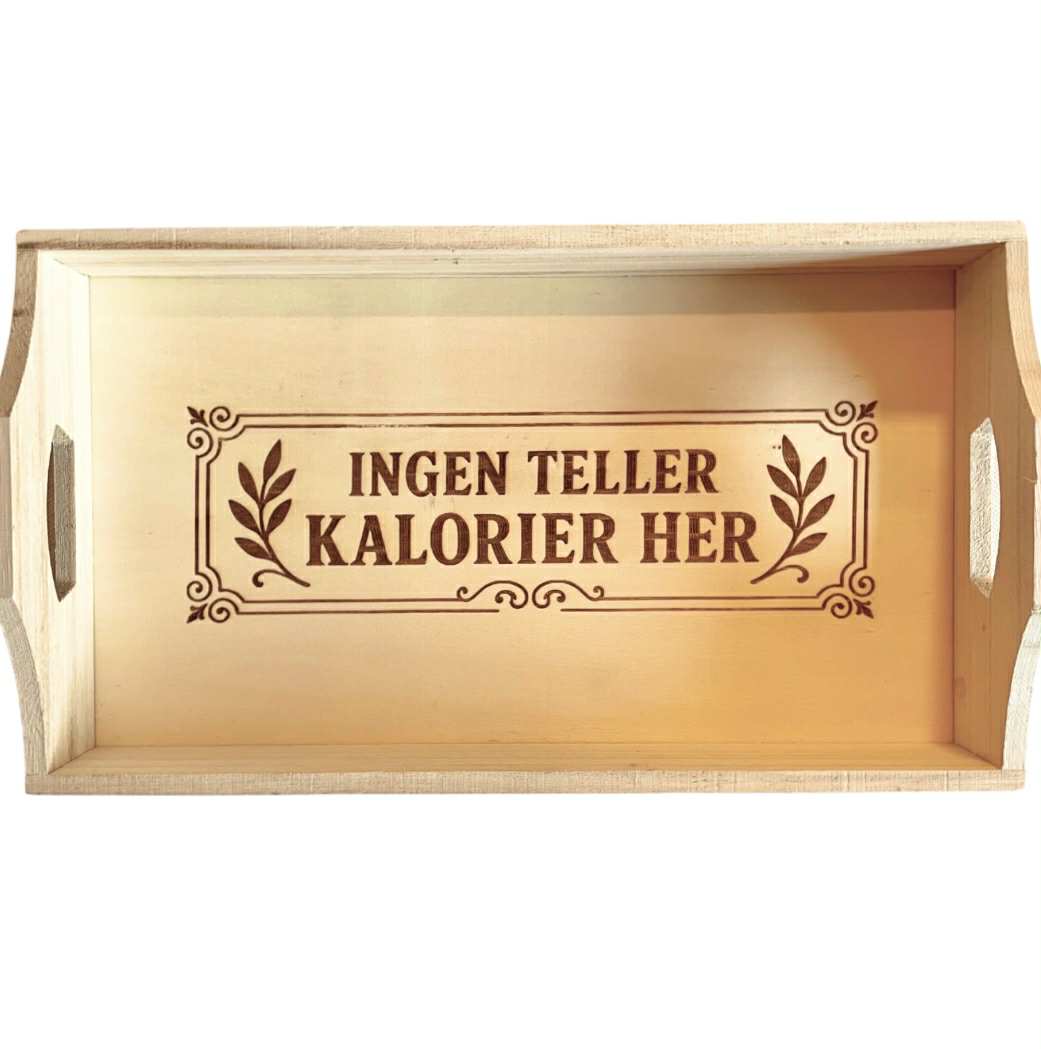 Serveringsbrett i tre – «Ingen teller kalorier her»